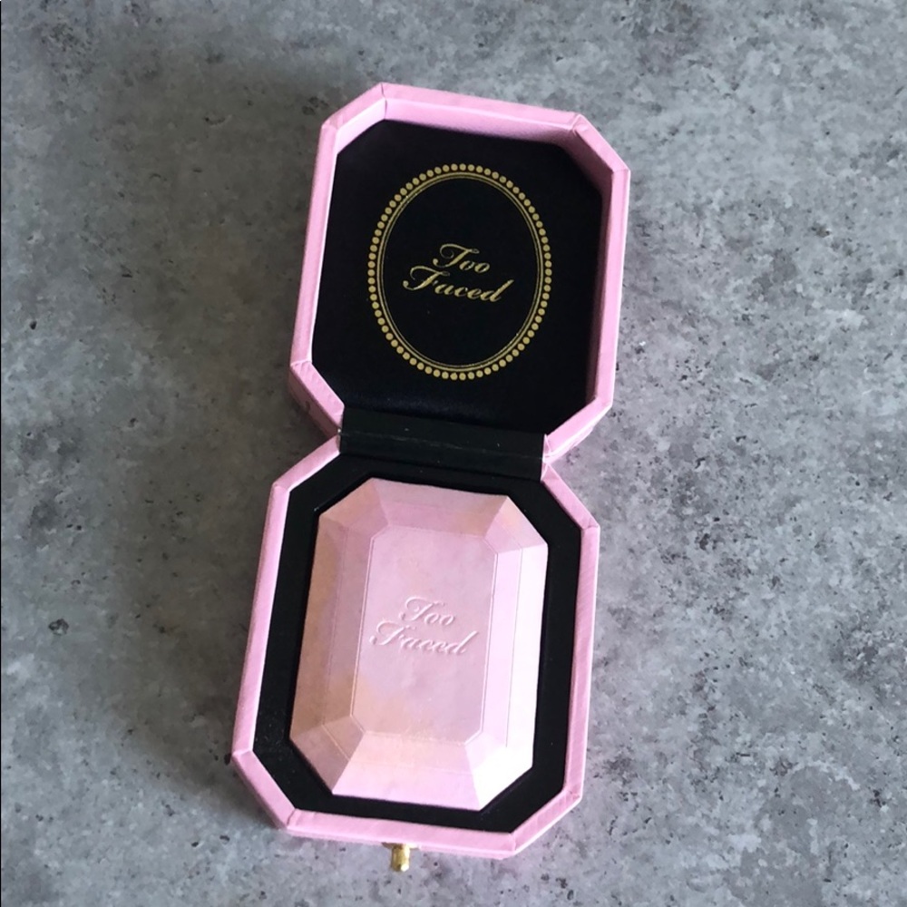 Too faced Diamond Highlighter